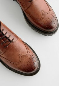 Next CLEATED BROGUE REGULAR FIT - Elegantsed paeltega jalatsid - tan brown