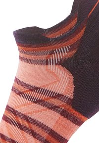 Knähög socka med en gradientmönster i nyanser av rosa, orange och mörkbrun; texturerad stickning med en mjuk yta och förstärkt häl.