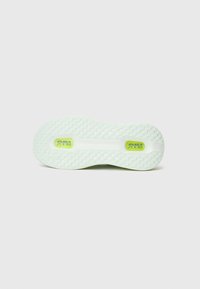 Semelle en caoutchouc translucide vert menthe avec un motif texturé. Présente la marque "AIR ZOOM" en jaune sur la semelle intermédiaire pour un meilleur amorti.
