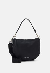 Borsa a tracolla in pelle nera con forma arrotondata, dotata di chiusura con zip, lunga tracolla e logo del marchio in rilievo sul davanti.