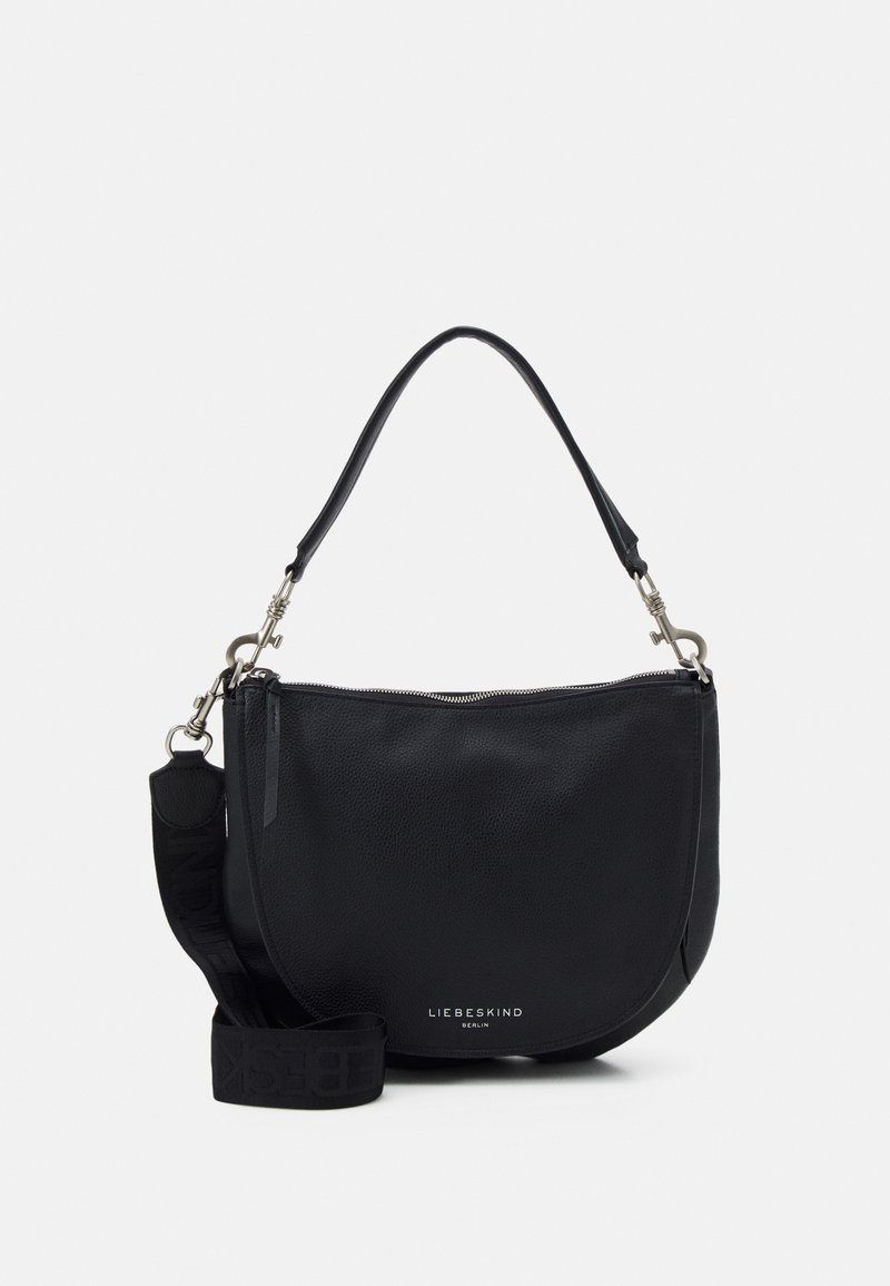 Borsa a tracolla in pelle nera con forma arrotondata, dotata di chiusura con zip, lunga tracolla e logo del marchio in rilievo sul davanti.