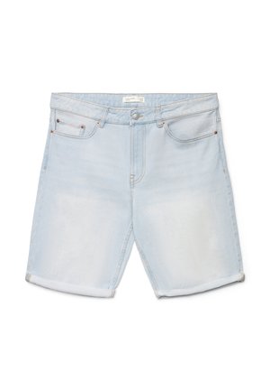 Shorts in denim azzurro chiaro con risvolti, bottone frontale, cerniera e design a cinque tasche su sfondo bianco.