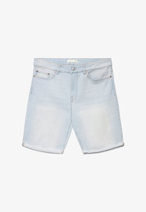 Shorts en denim bleu clair avec revers roulés, bouton frontal, fermeture éclair et design à cinq poches, isolés sur fond blanc.