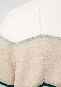 Pull en maille avec des rayures crème, beige et menthe. Accents de fils métalliques et texture douce avec un col rond et des détails de couture subtils.