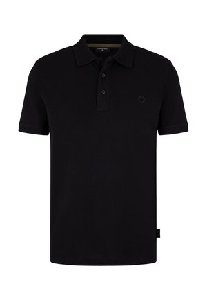 Schwarzes Polohemd mit Kragen, einer Knopfleiste mit drei Knöpfen und einem kleinen Logo auf der Brust. Der Stoff wirkt glatt und leicht strukturiert.
