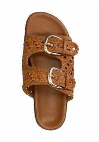 Bruine geweven slip-on sandaal met twee brede banden die zijn voorzien van decoratieve zilveren gespen en een gladde, tan kleurige voetbed.
