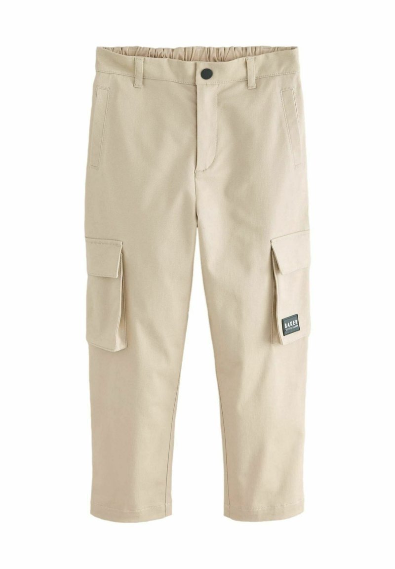 Beige cargobroek met elastische tailleband, twee zijzakken en twee grote cargozakken. Gemaakt van stevig materiaal met zichtbare stiksels.