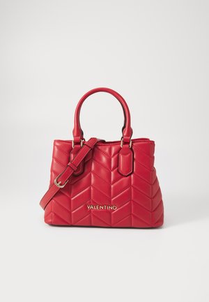 Rød kviltet lærhåndveske med doble topphåndtak, justerbar skulderrem og gullhardware med "Valentino"-logo.
