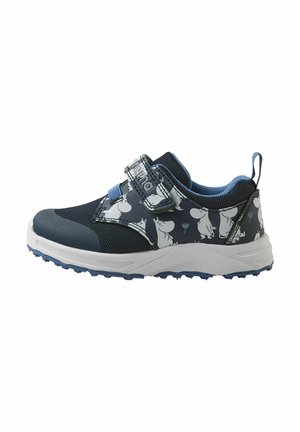 Niebieskie i szare buty sportowe z zapięciem na rzep, z wzorem postaci Moominka po bokach i teksturowaną gumową podeszwą.