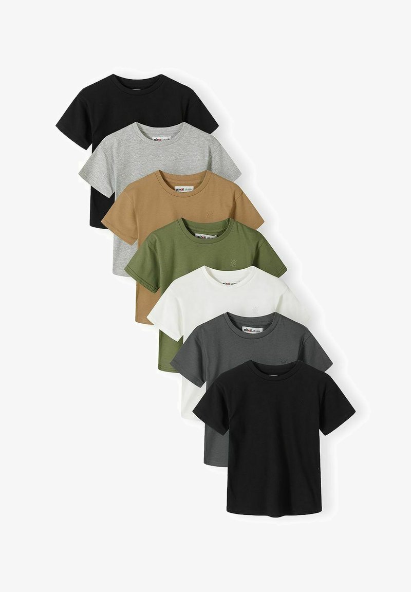 Siete camisetas de manga corta con cuello redondo en negro, gris claro, camel, verde, blanco, gris oscuro y negro, dispuestas superpuestas en una línea vertical.
