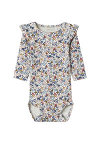 Langärmliger Babystrampler in Weiß mit einem mehrfarbigen Blumenmuster, Rüschendetail an den Schultern und Druckknopfverschluss am Boden.