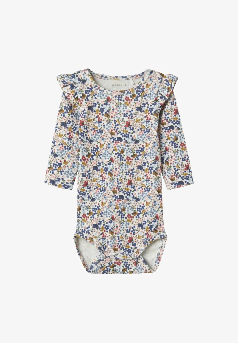 Langärmliger Babystrampler in Weiß mit einem mehrfarbigen Blumenmuster, Rüschendetail an den Schultern und Druckknopfverschluss am Boden.