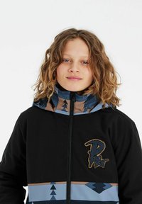 Schwarze Jacke mit Reißverschluss und Kapuze, verziert mit gemusterten blauen und braunen Akzenten sowie einem auffälligen gestickten Logo auf der Brust.