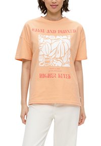 Pfirsichfarbene Baumwoll-T-Shirt mit einem weißen grafischen Design aus abstrakten Formen und dem Text "CALM AND RELAXED" und "HIGHER LEVEL." Kurze Ärmel.