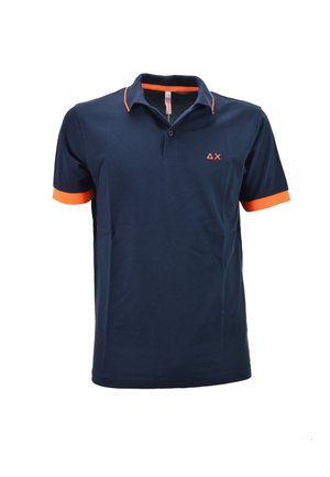 Polo shirt blu navy in cotone, con accenti arancioni sul colletto e sulle maniche, chiusura a due bottoni e un piccolo logo sul petto.