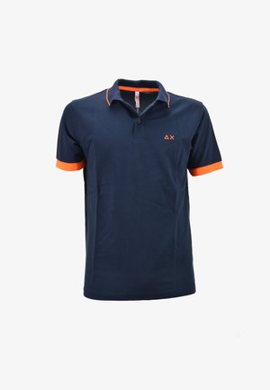 Polo shirt blu navy in cotone, con accenti arancioni sul colletto e sulle maniche, chiusura a due bottoni e un piccolo logo sul petto.