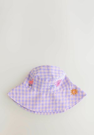 Cappello a secchiello a quadretti viola e rosa chiaro con una larga tesa, decorato con ricami di un fenicottero, una conchiglia e un sole. Materiale in cotone.