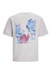 T-shirt di cotone rosa chiaro con un design floreale digitale blu e rosso sul retro, accompagnato da testo e accenti geometrici. Maniche corte.