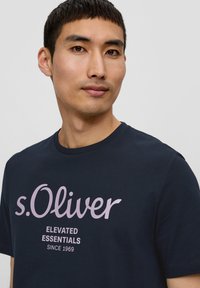 s.Oliver MIT GROSSEM LABEL - T-shirt print - navy