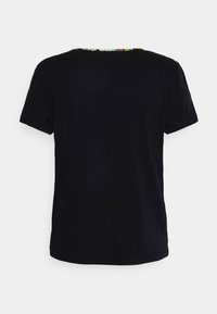 Maglietta nera a maniche corte con colletto rotondo, caratterizzata da un motivo floreale sul collo. Tessuto liscio, vestibilità classica e design semplice.