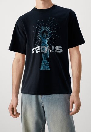 Czarny t-shirt z niebieskim motywem Statuy Wolności i wyrazistym białym napisem "PEQUS", noszony z jasnoniebieskimi jeansami.