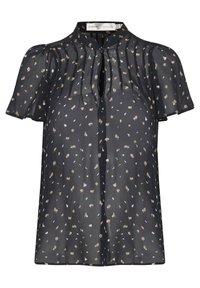 Svart genomskinlig kortärmad blus med små beige och vita abstrakta fläckar, plisserad front och en liten nyckelhålsknäppning.