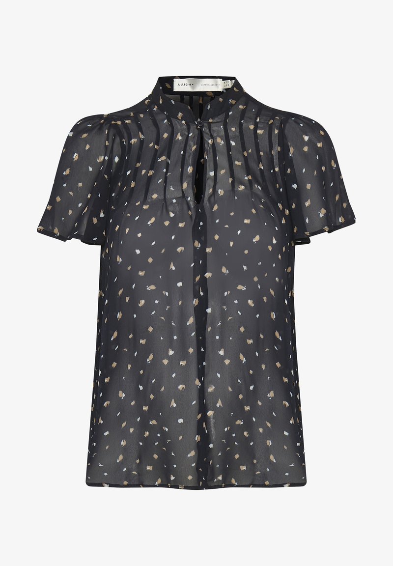 Svart genomskinlig kortärmad blus med små beige och vita abstrakta fläckar, plisserad front och en liten nyckelhålsknäppning.