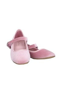 Par de zapatos Mary Jane de terciopelo rosa con punteras redondeadas y una sola correa con hebilla sobre fondo blanco.