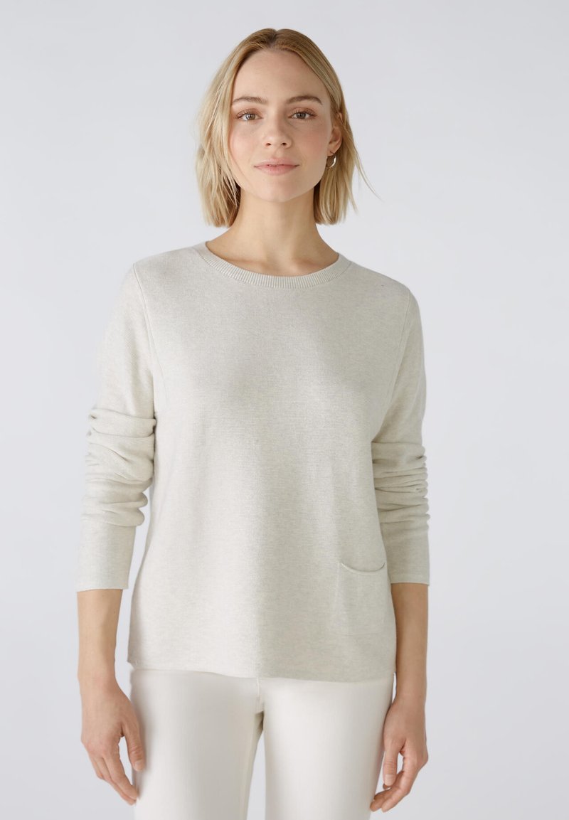 Helles beiges Sweater mit langen Ärmeln, einem runden Ausschnitt und einer Fronttasche. Aus weichem Material gefertigt, mit einer lockeren Silhouette.