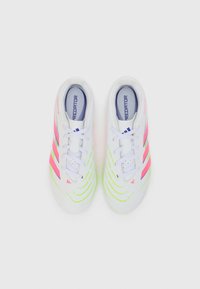 Witte voetbalschoenen met neon groene en roze accenten, voorzien van horizontale strepen en een gestructureerde bovenkant. Vetersluiting met versterkte neus.