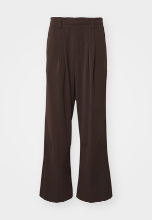 Rjave široke hlače z visoko pasom, ki vsebujejo sprednje gube in zanke za pas, narejene iz gladkega, lahkega materiala.