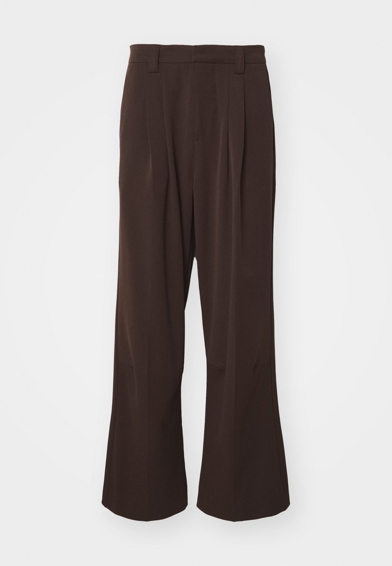 Braune weit geschnittene Hose mit hoher Taille, ausgestattet mit vorderen Falten und Gürtelschlaufen, aus einem glatten, leichten Stoff gefertigt.