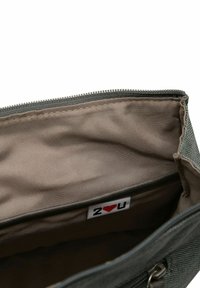 Grijze stoffen tas met een ritsluiting, beige binnenvoering en een "2U" logo-label aan de binnenkant. Het design is eenvoudig en functioneel.