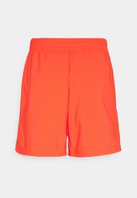 Bañador naranja con cinturilla elástica, que presenta una textura suave y sin patrones o acentos visibles. Largo hasta medio muslo.