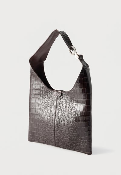 Σκούρο καφέ τσάντα ώμου από δέρμα με ανάγλυφο κροκόδειλο, φαρδιά λουριά και ασημένια μεταλλική αγκράφα, ανοιχτό πάνω μέρος και ορθογώνιο σχήμα σώματος.