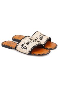 Geflochtene Strohhüftschuhe mit schwarzer Stickerei auf zwei breiten Riemen, braune Lederinnensohle und schwarzem Gummiaußensohle.