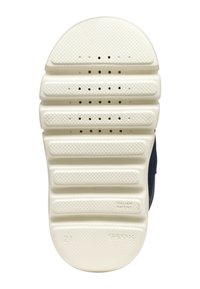 Suela de zapato Geox con una base de goma blanca que presenta patrones de agarre texturizados y orificios de ventilación, destacando su construcción duradera y diseño.