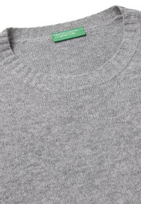 Szary sweter dzianinowy z prążkowanym okrągłym dekoltem i metką oznaczoną "United Colors of Benetton". Miękka struktura i równomierne szycie.