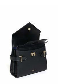 Borsa a tracolla in pelle nera con una superficie testurizzata, dettagli in hardware dorato, chiusura a pattina e manici regolabili. Tasca interna visibile.