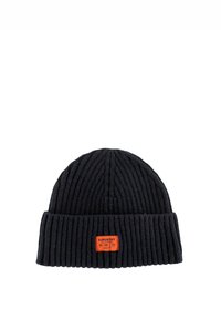 Ribbet navy hue huebeanie lavet af strikket stof, med en foldet kant og et orange rektangulært mærke på fronten.