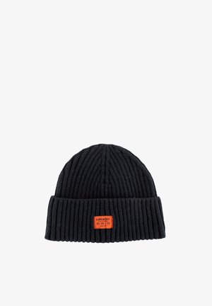 Ribbet navy hue huebeanie lavet af strikket stof, med en foldet kant og et orange rektangulært mærke på fronten.