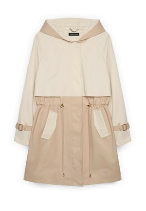 Beige og creme hættejakke med snøre i taljen, klaplommer og spænde-detaljer på ærmerne, lukket foran.