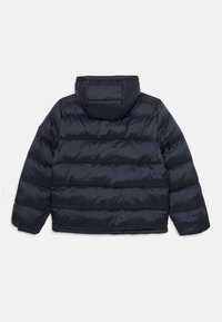 Donkerblauwe pufferjack met capuchon, voorzien van een geometrisch quiltontwerp en gestikte secties, gemaakt van glanzend, soepel materiaal.