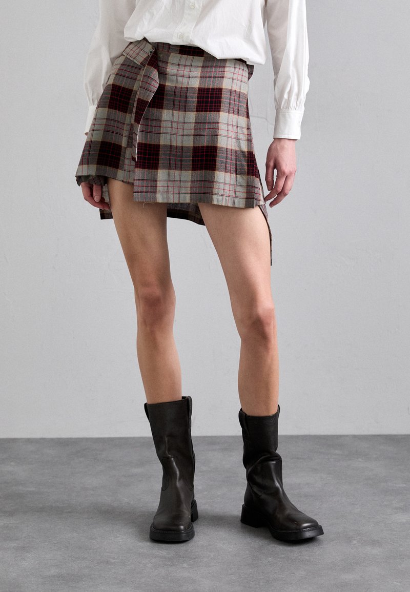 Vivienne Westwood - MEGHAN KILT - Minihame - red, Suurenna