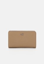 Calvin Klein DAILY MEDIUM BIFOLD MONO - Geldbörse - chanterelle 