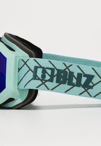 Svetlomodré lyžiarske okuliare s reflexným sklom, čiernym penovým polstrovaním a nastaviteľným pásikom so vzorom krížového prepletenia a logom "BLIZ".