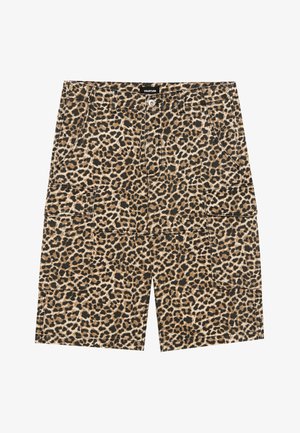 Cargo shorts med leopardmønster i beige og brun farge, med flere lommer og en linning med knappelukking.