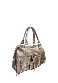 Sac à main en bronze métallique avec deux poignées robustes, fermeture éclair, poche avant et accents décoratifs en métal. Surface lisse et texturée.