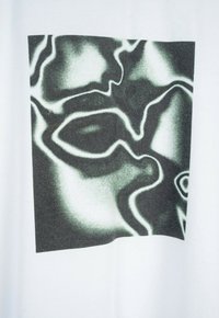 Abstrakcyjne czarno-białe faliste linie tworzące organiczne kształty w kwadratowej ramie na białym tle.