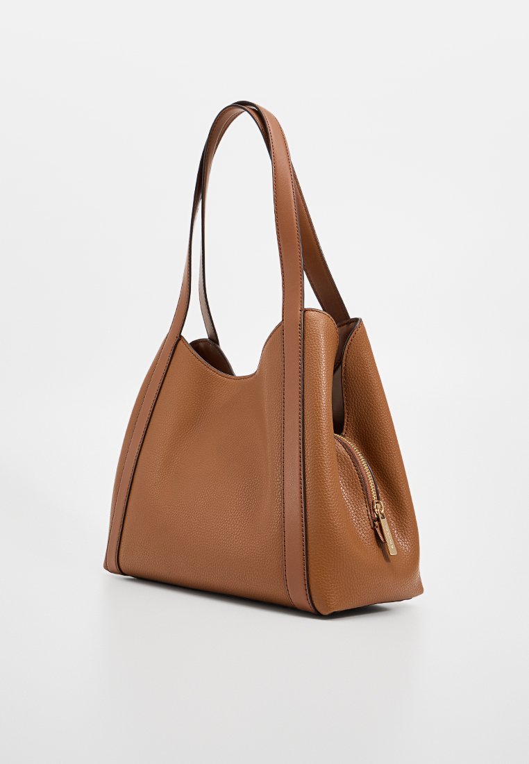 Bruine leren schoudertas met een structuur, dubbele banden en een ronde rits-zijzak met een gouden ritslip.